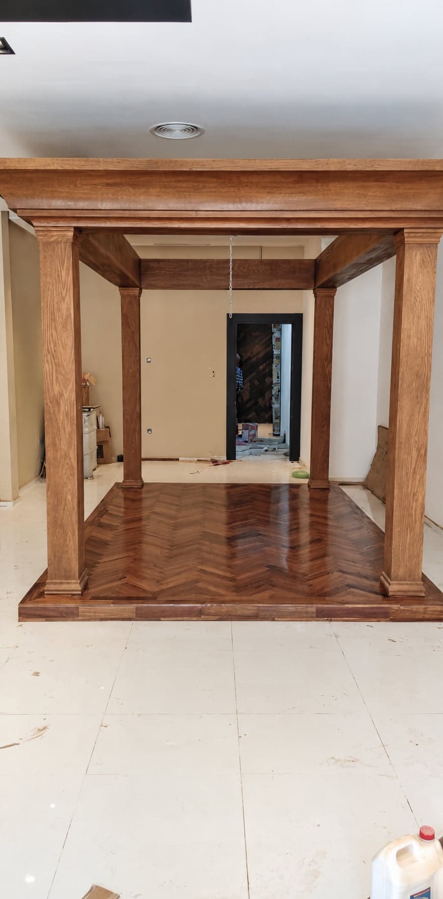 Parquet à bâtons rompus et structure en bois, version retouchée par IA.