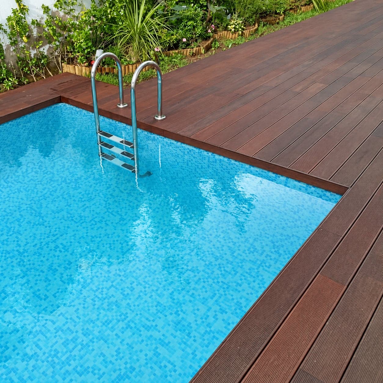 Détail des lames autour du bord de piscine et de son échelle. Version retouchée par IA.
