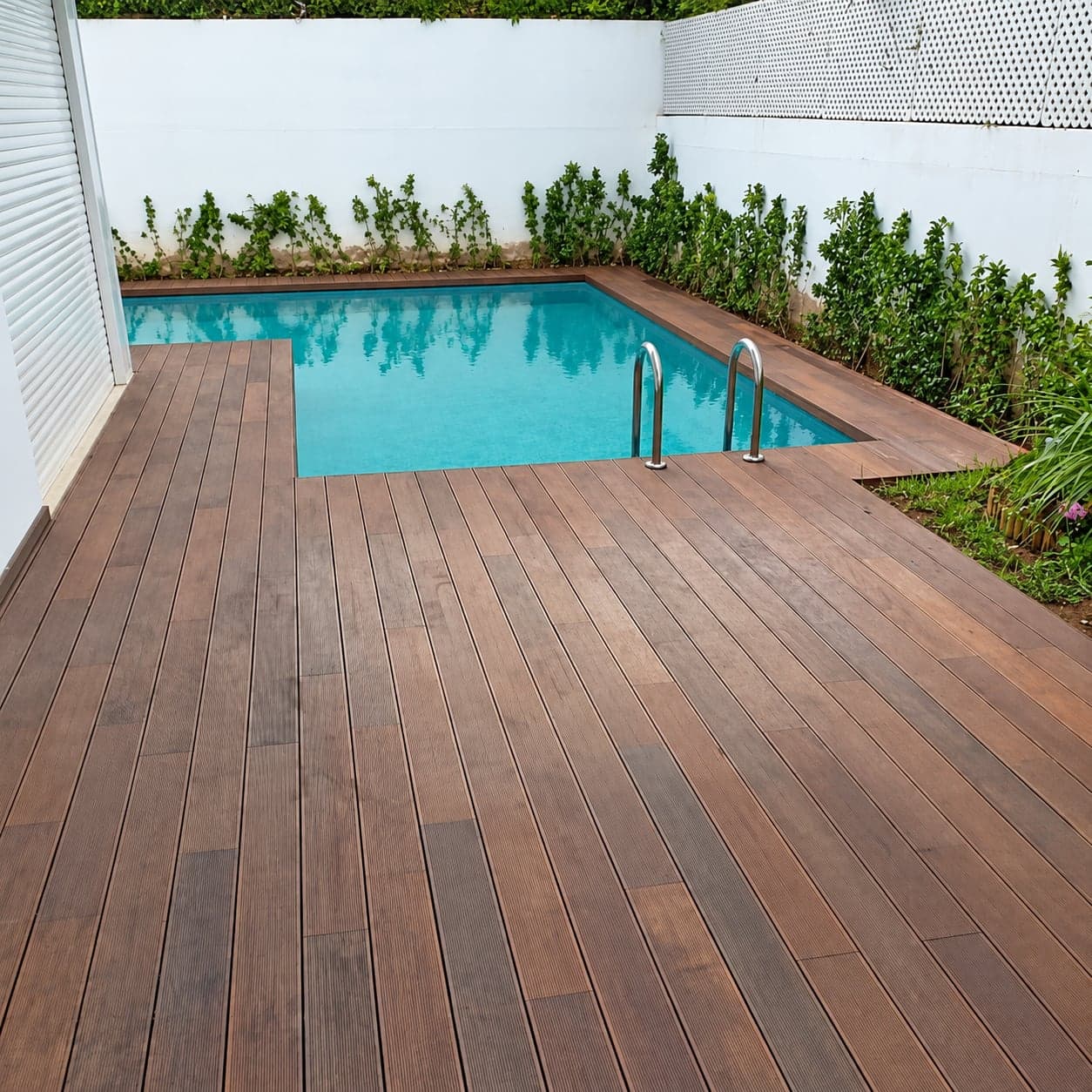 Terrasse autour de la piscine, version retouchée par IA.